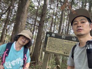 雨引山山頂の東屋とベンチ、誰もいない静かな頂上